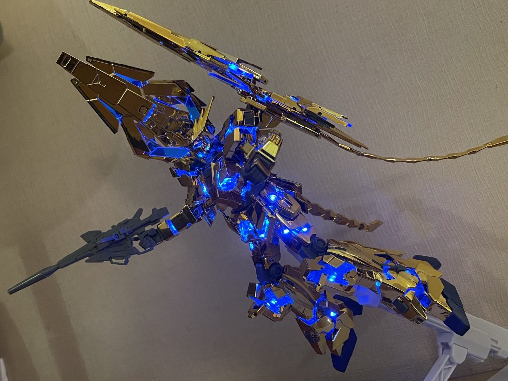 ブルーの発光が金メッキに映えますね。出張中の組み立てなので電源が電池からだけなので発光はちょっと控えめぎみ。