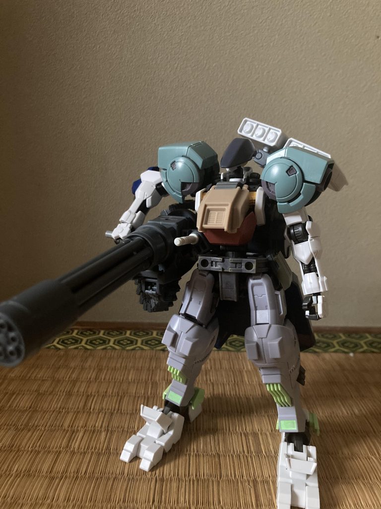 最後に使ったパーツを紹介します。頭はグレイズアインのパーツと境界線機のメイレスビャクチの顎のパーツを。胸部はジャンクから作ったので分からないです。両肩はハインドリーのパーツで腕パーツはバルバトスを使い、腰は30mmのシエルノヴァを両足はアスモデウスのを使いました。 