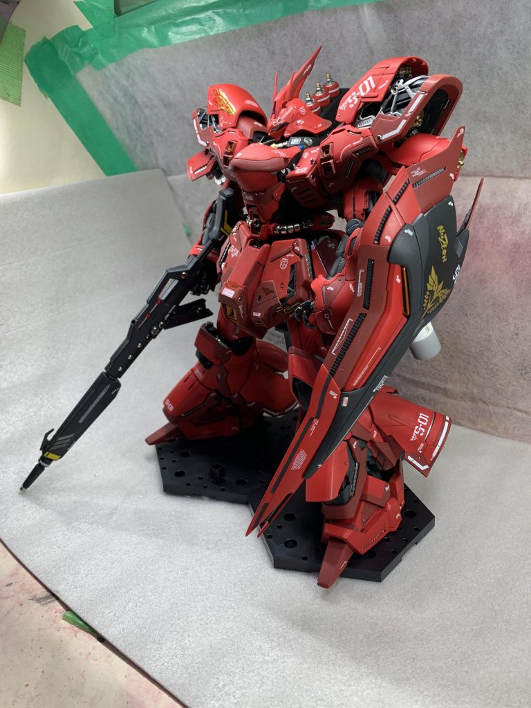 つま先延長と胸ポリパテ盛り。メタルパーツ入れすぎで自立厳しいです。なんとか立たしても、胸張ってそりかえってます。