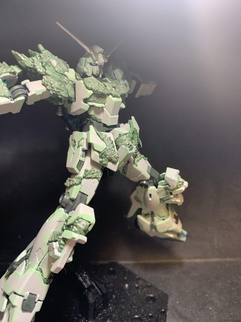 このポーズを撮ってるとバンシィとシールド3つ一緒に並べたくなりますが、自分はバンシィも持ってないしシールドも3つ入ってないので再現は出来ませんでした。