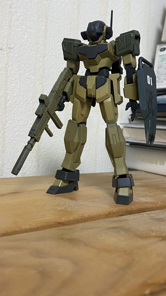 当初の設定は「払い下げのアデルを運用して中東で基地警備にあたる民間軍事会社」という設定だったのでこんな感じでした。色は米軍の90年代あたりの装備や、M1エイブラムス(メインのNATO迷彩と増加装甲のサンドイエローが混在しているチグハグなアレ)を参考に自分のアレンジを加えてイージーペインターで塗装しました。