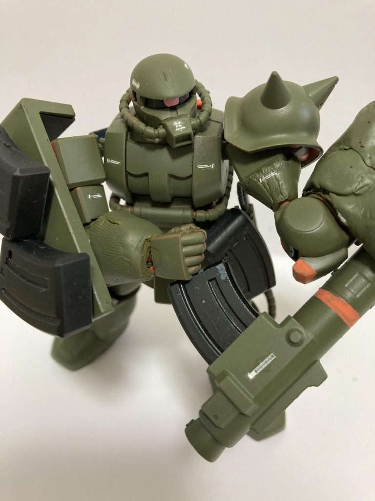 顔は目つき悪くしてます。弾倉装填用に右腕は普通のマニュピレータです。