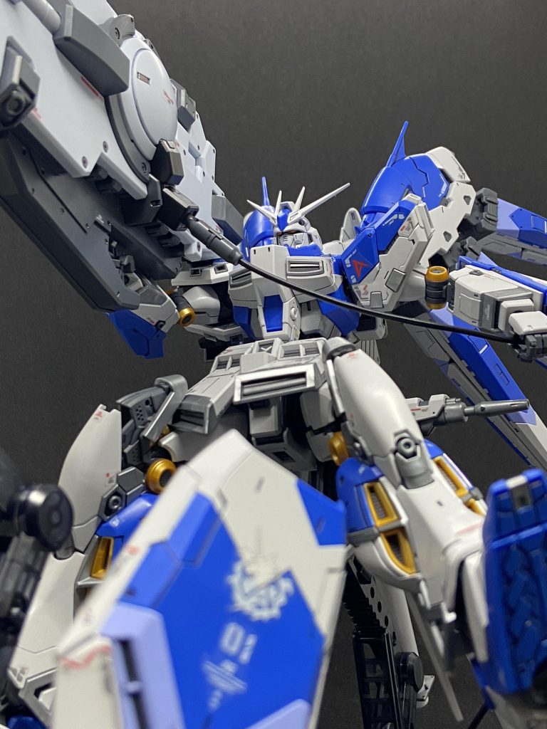 ツインアイは黒部分のみ塗装した後、つや消しを吹きました。リアリスティックデカールの輝きが綺麗に見えて満足。