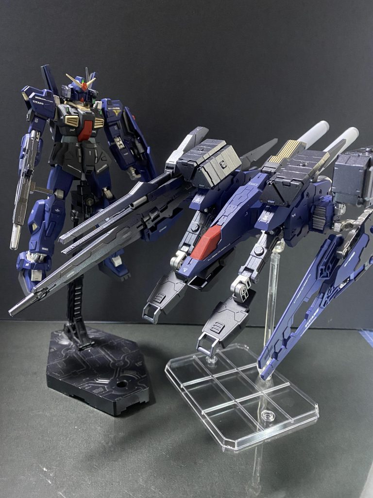 支援ユニット「G-スウィーパー」エゥーゴのスーパーガンダムを解析して制作された追加装備。あえて同じ方式での強化で性能差を見せつける事により自分達こそ正統な所有者である事をアピールする目的があると思われる。