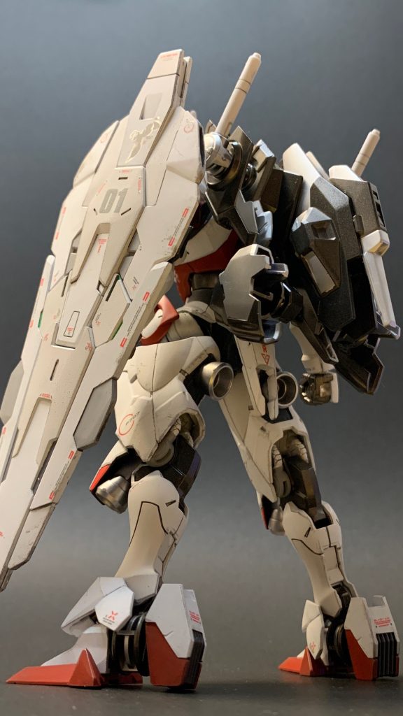 盾状態。作ってる頃は専用デカールがまだなかったので、余ってたハチのマーキングを張り付けてます。ちぎれた羽根はデザインではなく、ガチでちぎれました…。