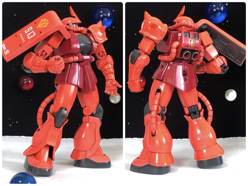 脚の裾は設定画のような非対称（内側が短く外側が長い）です。指や肘関節も設定どおり本体色の蛍光レッド塗装。シールドの裏はフレームと同じダークグレーに塗装。フレームは無塗装にクリアコートのみです。小豆色部分はクレオス40周年カラーのブラビアスレッド、ランドセルの赤はガイアのブライトレッドの上から薄く蛍光レッドを吹いてます。ランドセル上部のタコの吸盤みたいなスラスターは削りました。下部の大型スラスターの内側はシルバーの上からクリアレッド筆塗りです。デカールは控えめに、稲妻マークみたいなのは［高電圧触ったら危険！］みたいなイメージ、ジオン紋章は昔ながらの丸いタイプ、よくあるA12はあまりよく知らないのでS13に。シャア専用シルビアか？( ´▽`) '`'` '`  '`