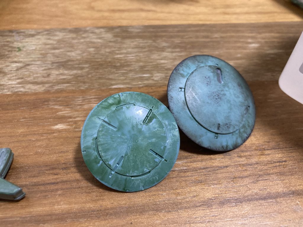 それにクレオスのフィルタグリーン。この後にフラットブラックを重ねてチッピングしたらできあがり