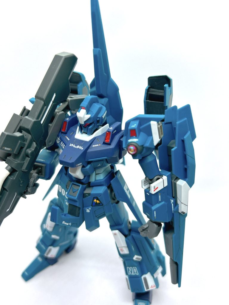 リゼルの特徴的な肩や胸部のセンサーはVCドームとメタリックシールの上にレジン液をコーティングして煌びやかに仕上げました。肩のスラスター部はコトブキヤさんのダクトパーツを貼り付けて立体的に仕上げています。