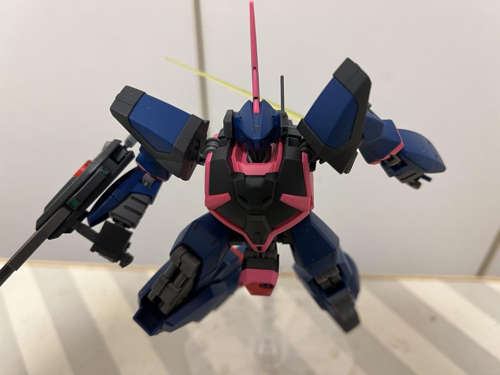 GvsΖのゲームでの謎のサーベル逆手持ちや使えねぇビームライフル溜め撃ちも、ホント誰が考えたんでしょうw