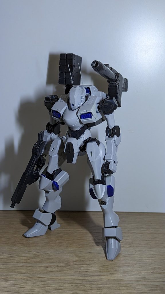 塗装後。実は胸部のラインはデカールを貼った後に思いつきで追加しました。次回作のキーワードは計画性にします。