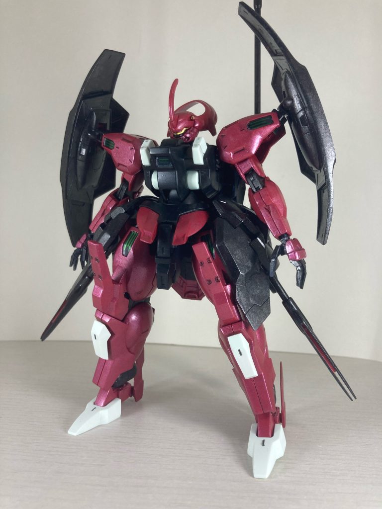 ダリルバルデの基本形態。両肩部に防御ユニットのアンビカー、サイドスカートに推進器内蔵の追加装甲。スカートにビームクナイ、バックパックにビームパルチザンをマウント。