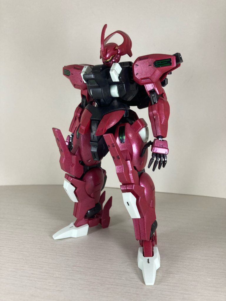 コアユニットとなるダリルバルデ。高機動化の為、バックパックは3基の大型スラスターに換装されている。