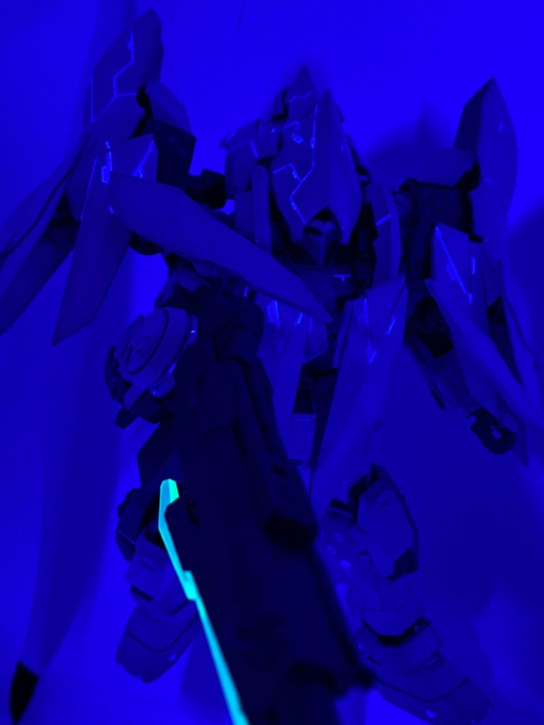 ギリーフード上半身を覆い隠すフード状の装備。センサー等を覆い隠し露出を少なくするだけでなく高度な情報戦装備、レーダー撹乱装備、急速冷凍によって機体の熱を下げることによる対赤外線探知装備などスナイプに必須となる隠密行動を行うための多種多様な機能が盛り込まれている。特にレーダー撹乱装備は非常に強力であり周囲数十キロメートルの全てのレーダーが使い物にならなくなる程である。このジャマーシステムを展開している際には全身のラインが青白く光る。防御力も非常に高く並のビームや実弾なら弾くほどである。