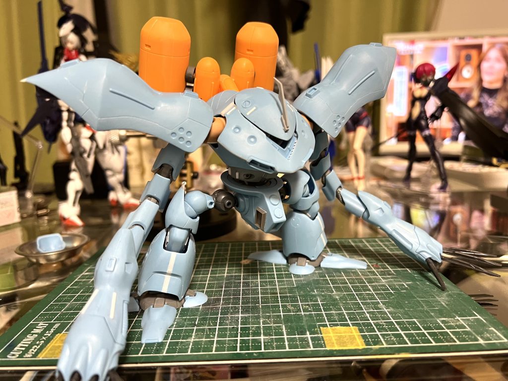 サフ前股関節にEGνガンダムから、肩関節に30MSシリーズから太ももを、それぞれ流用しています