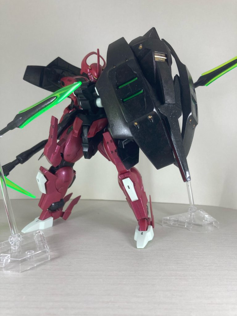 マウントの仕方を変えることで大型シールドに変形可能。