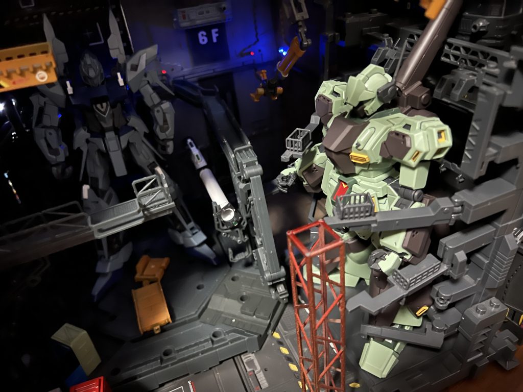 AE & 地球🌏連邦軍ロンド•ベル部隊ネェルアーガマ内MS格納庫ジオラマ–8枚目/制作者：SINANJU