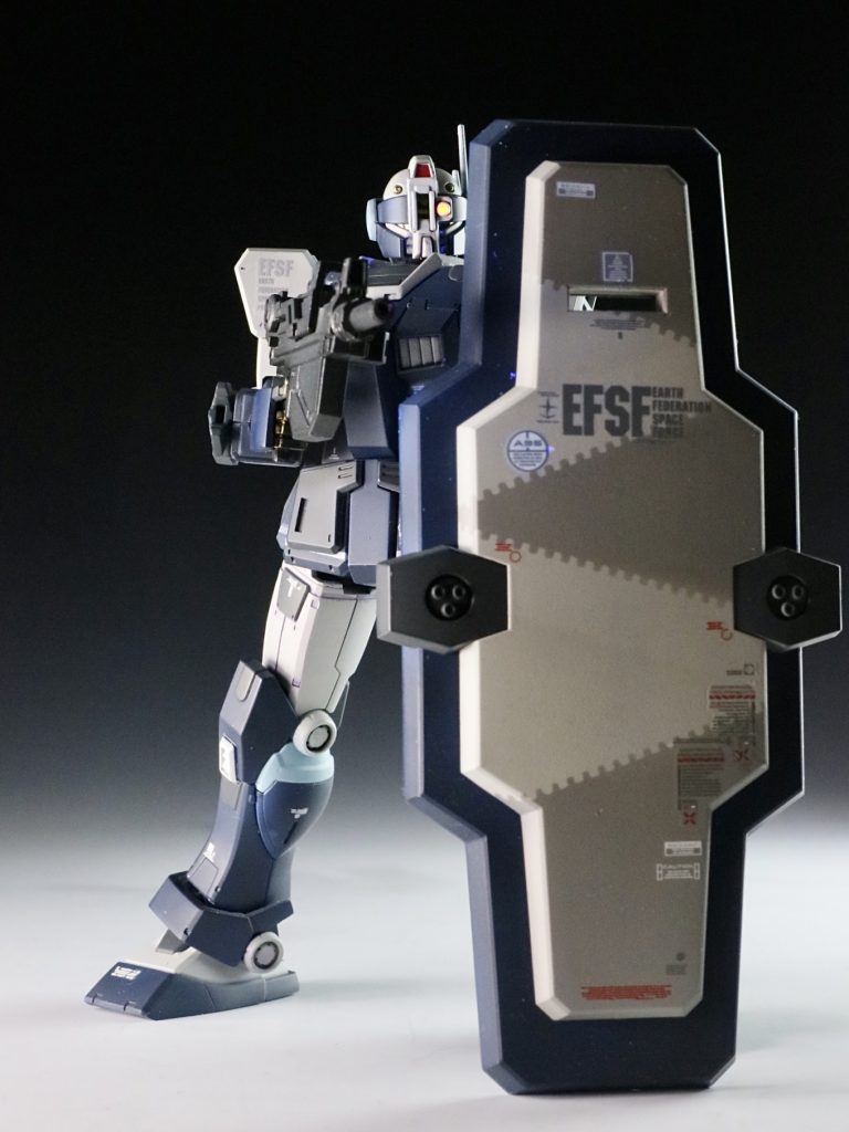 小隊色で揃えたかっただけなので、各機特に改造等は施していません、盾に施してある凹凸模様を左の上腕腕と大腿部にもうすーく施してあります(ジムキャノンにも)