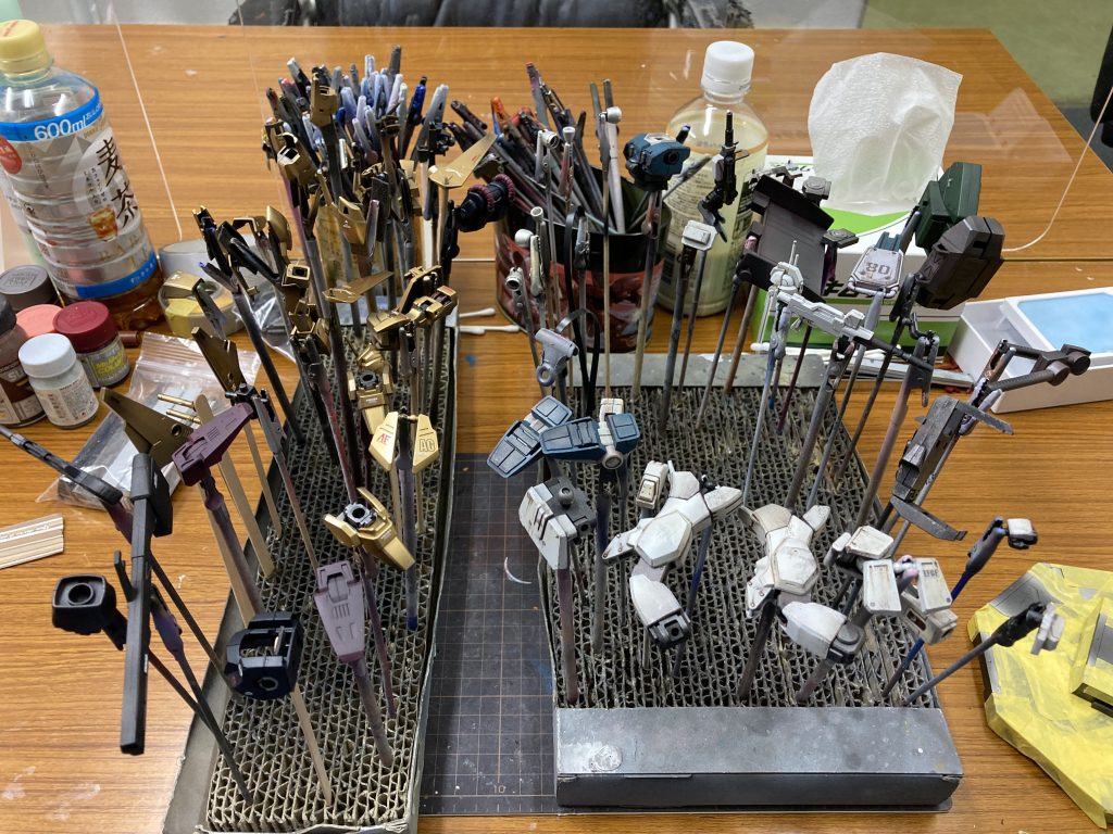 各パーツをヤスリ、裏過程でエッジのシャープ化、黒サフエヴォブラック吹き付け