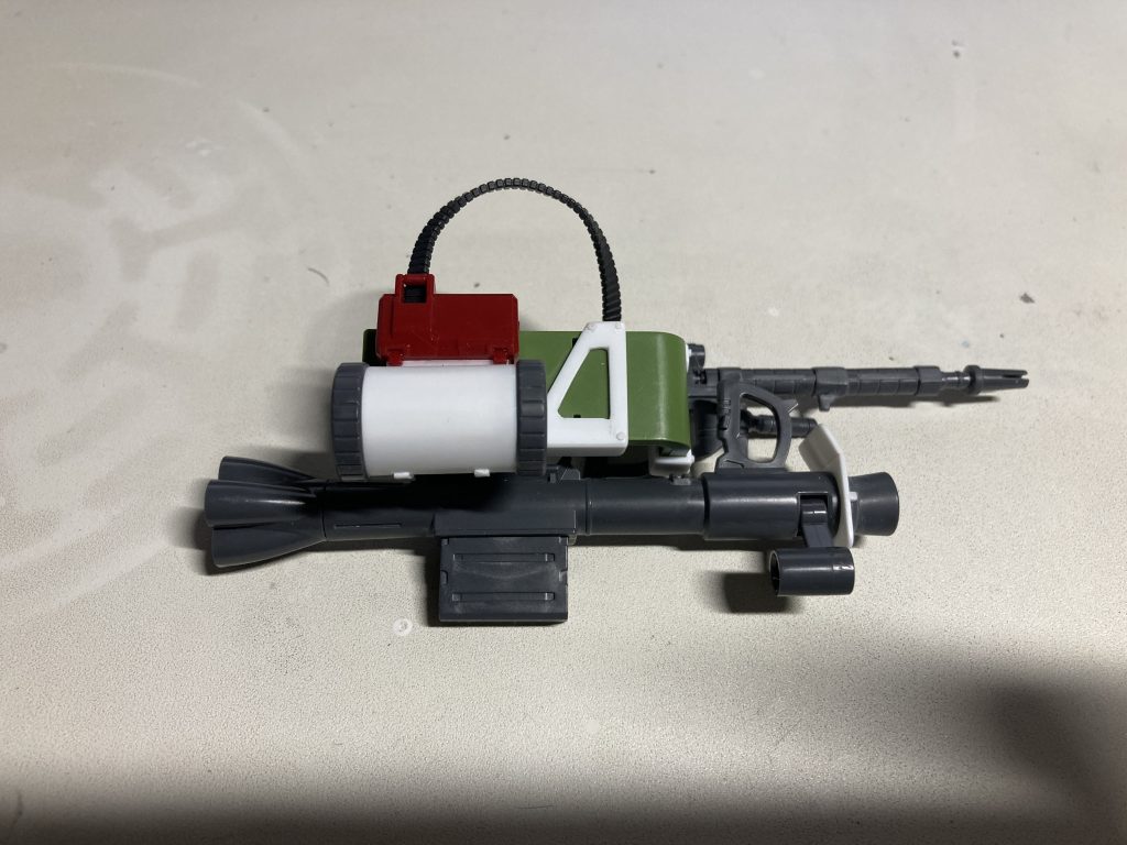 マシンガンとシールドを一体化させ、短く切り詰めたバズーカをマウントさせた感じです。特に深く考えていません笑