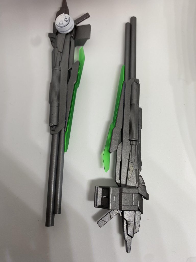 GNツイン・モシン・ナガンビームと実弾、それぞれの砲門を持つスナイパーライフルで瞬時にモード切り替えをしての撃ち分けが可能。ただし操縦者の趣向からスコープは装備されておらず倍率は等倍固定となっている。上部のビーム砲は火力及び範囲の調整が可能。それぞれにGNドライブが内蔵されておりこれにより安定したビームの供給と実弾の破壊力の向上を生している。また、二基のドライブは完全な同調を果たしており、これにより粒子供給量が跳ね上がっているが、片方を失えば大幅に出力が落ちてしまうという弱点を孕んでいる。下部の実弾砲は直径390mmという戦艦並みの口径を誇り、GN粒子によるコーティングにより貫通力が強化されている。直撃すればPS装甲をも穿つ破壊力を持ち、並の装甲の機体であれば数機まとめて上半身を吹き飛ばす程の破壊力を持つ。単体でのトランザムシステムの発動が可能であり火力増強に使用する。