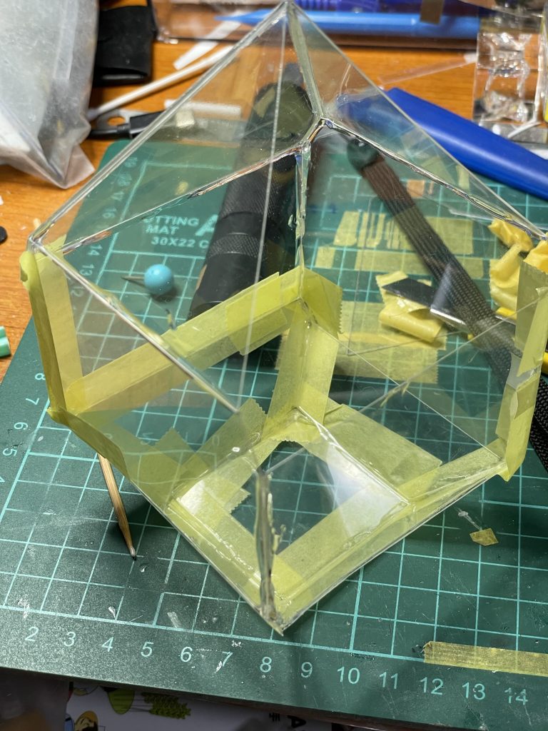 ☆種明かし☆クリスタルはタミヤの0.4mmプラ板で箱組みし、その中に水を注いだものです。写真はプラ板をUV接着剤でくっつけた1作目でしたが、水を注いでみたら水漏れが酷くてボツになりました。UV接着剤では接着力不足でした。次はエポキシ接着剤を使ってかなり水漏れは減ったのですが、完全にはならずテープで補修しました😅