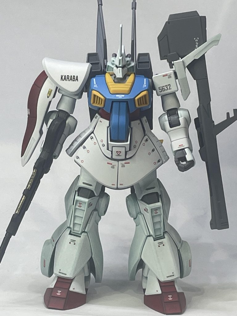 クレイ・バズーカを肩にも装備できる仕様、キット制作して初めて知りました。この変な形の肩はその為なんでしょうか？