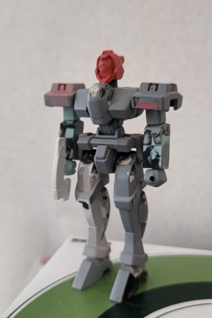 初めての制作工程の写真です塗装前にたまたま写真取っておいて正解でしたこれでなんとなくどこに何のキットを使っているかは想像が付くと思います。写真の通り、モールドはなるべく潰してディディールダウンしています。そのまま旧キットと混ぜても浮くのは勿論、時代的にも多分、合わなさそうなんでね。このジェノアスが旧キットを使って初めて作ったキットなのですが、旧キットがパーツがちゃんと合わせてもズレてて噛み合わず、形状も所々ガッタガタ、となかなか大変でした。コイツの制作はこれを書いた今から1年くらい前なのですが、旧キット風キット制作が思いの外楽しかったのでまたどこかの機会でやりたいですね。今回も最後まで読んでいただきありがとうございました。また機会がありましたらその時もよろしくお願い致します！