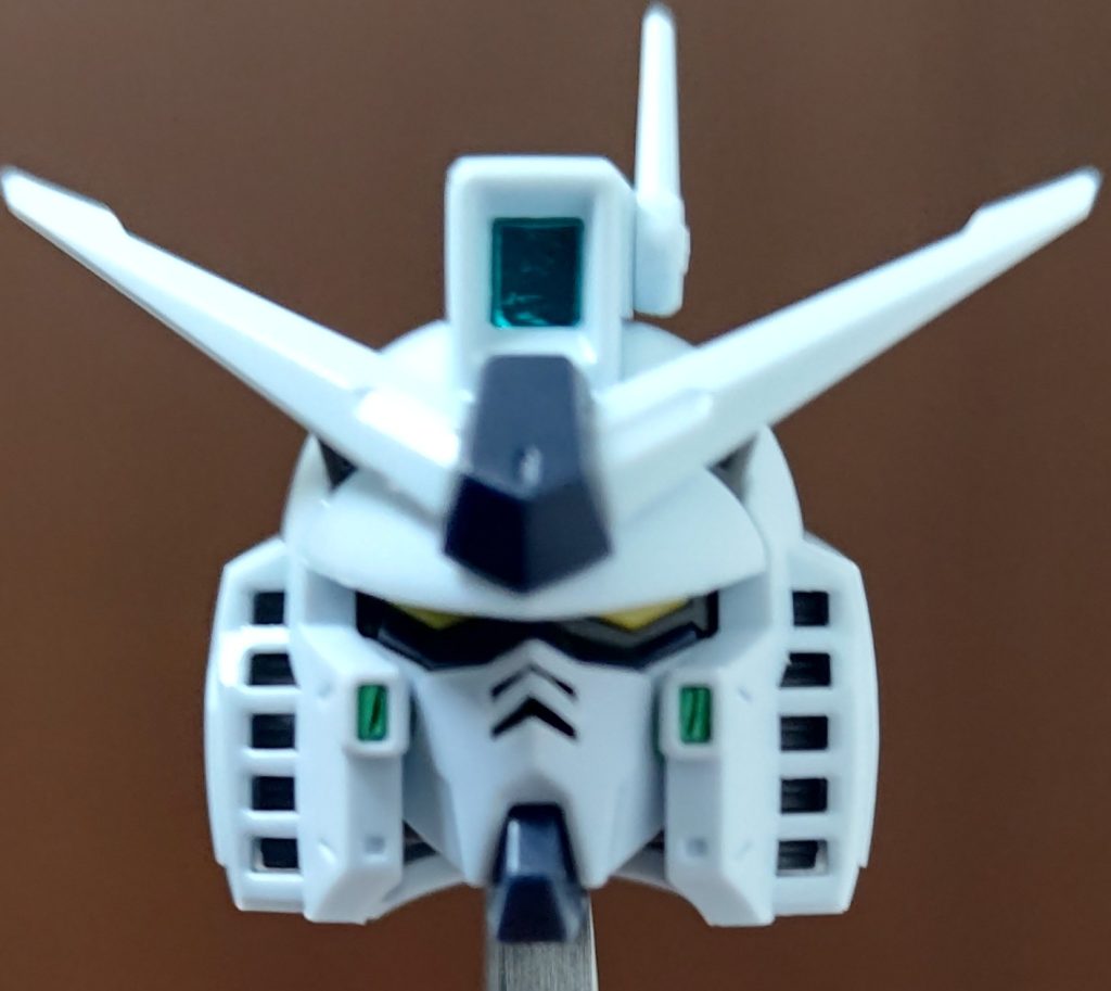 元の頭部。元々悪役顔のガンダムということでかなり奥まったツインアイですが劇中ではもっとハッキリ描かれていたためいつものように日差し部分を削ります