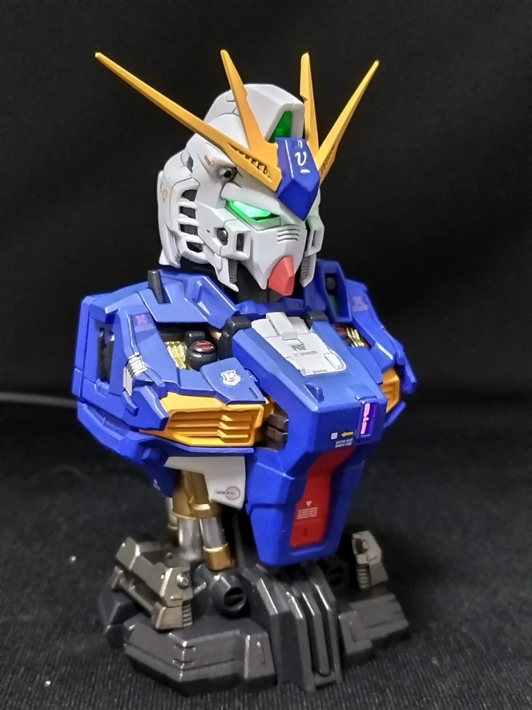 ツインアイは常時点灯、センサー、胸部は時間差で発光する仕様