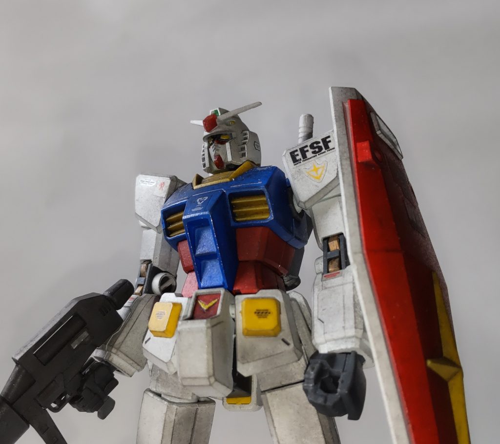 私はスミ入れ、汚しではシャープペンシル、B4鉛筆、スミ入れマーカー、パステルを使います。パステルは削って粉状にして筆で叩く感じすね。