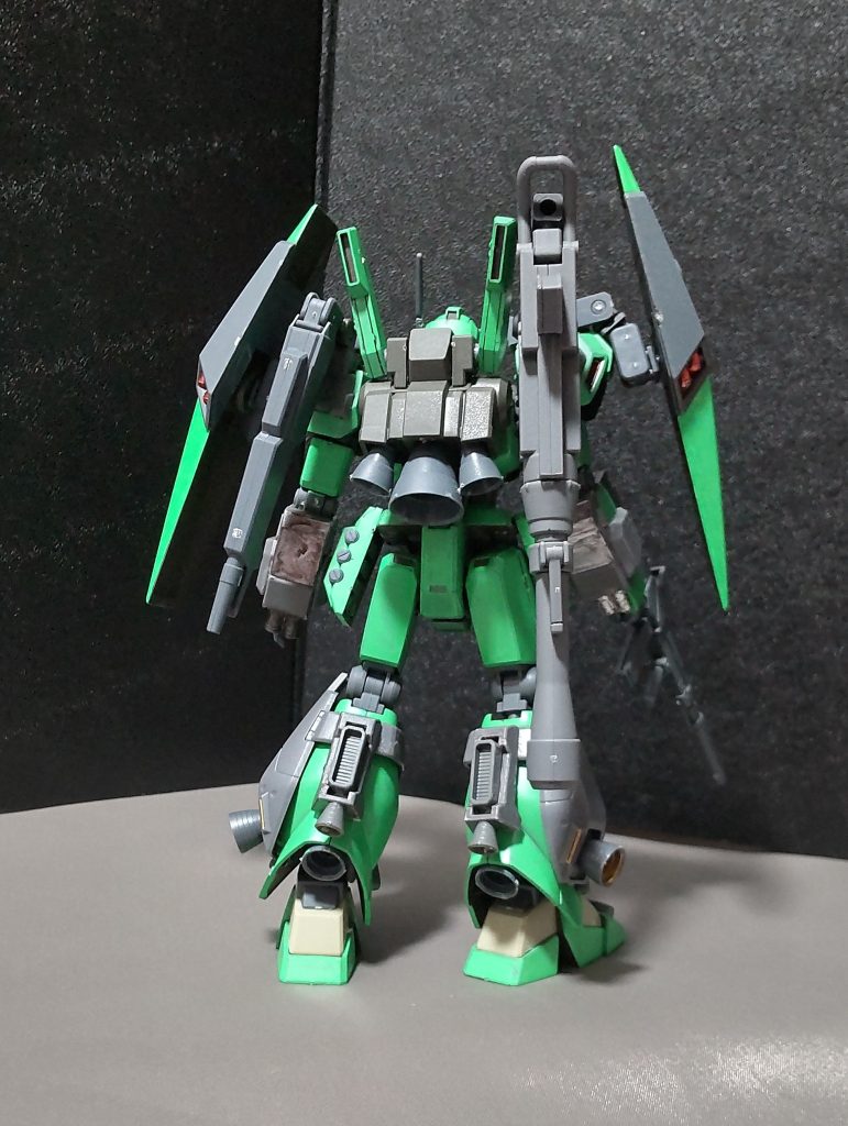 リアビューバズーカやビームキャノンは肩部の追加装甲に装着させています。バックパックは特にいじってません。