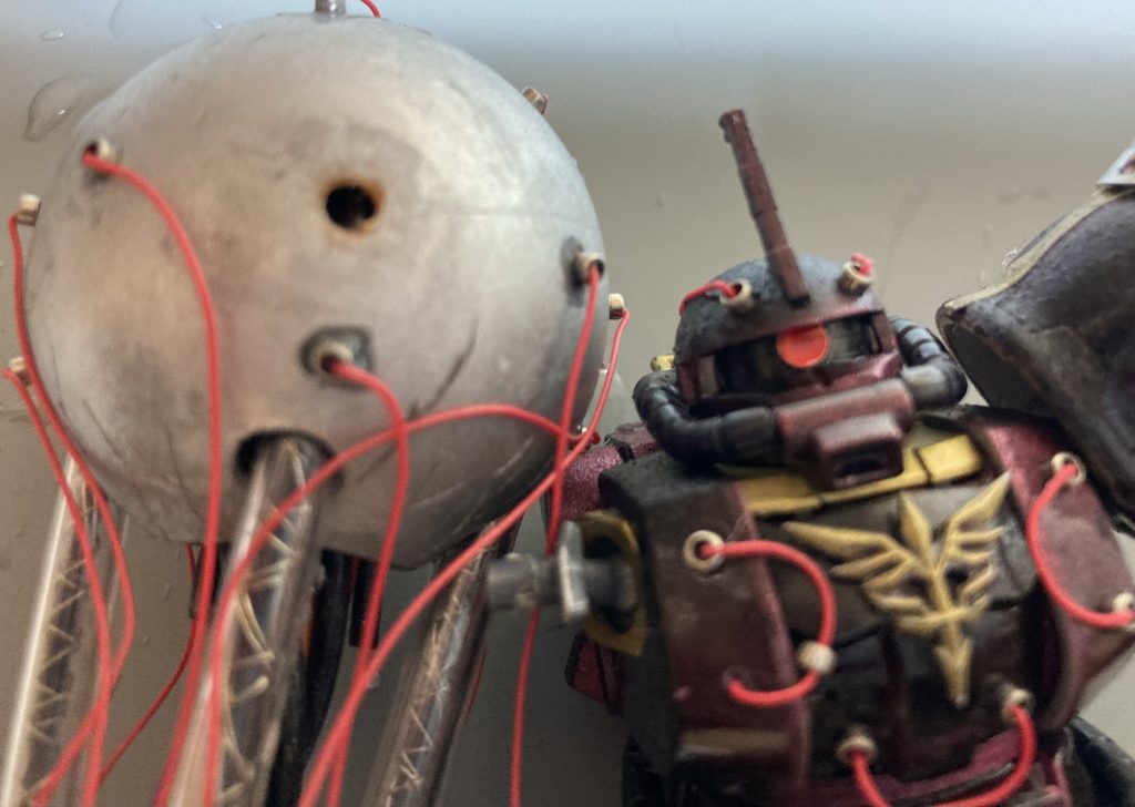 この丸い部分に300kgぐらいの細胞を閉じ込めて刺激を与えます。なんて酷いことを。