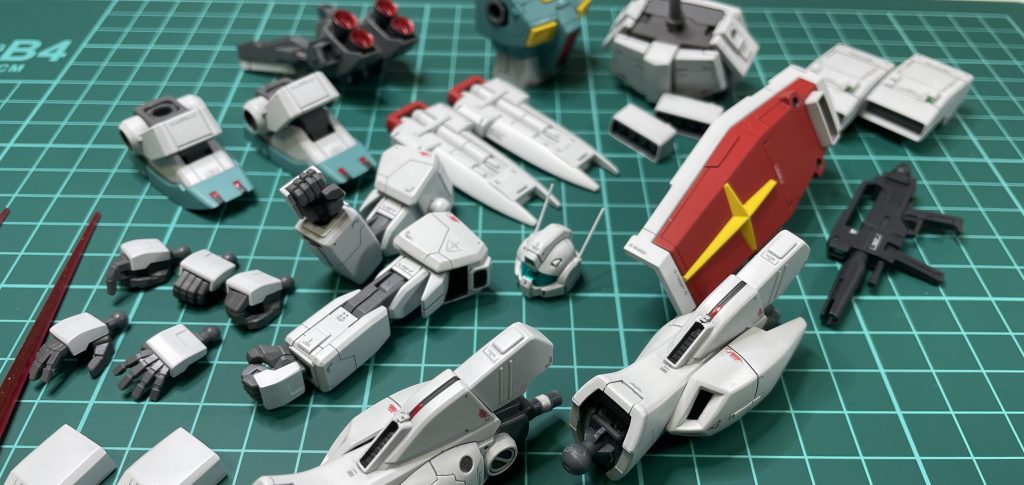 HGUC ジムⅢ制作忘備録、、_φ(・_・◎適所に、筋彫り プラ材等でディテールアップ◎頭部・頭部は合わせ目処理・頭部アンテナは金属に置き換え・クリアーパーツは 分割変更・内部に金属パーツを設置◎胴体・胸上部は合わせ目処理・胸幅を削り込んで 幅詰め・腰部を3mm 延長◎腕・肩上面は合わせ目処理・胴体に近づける為、肩の付け根軸を短縮・下腕は合わせ目処理◎脚部・太腿は2mm 延長・脛の合わせ目処理・足首パーツ部分で 後ハメ加工・膝関節付近 鳥立ちできるように加工・膝の丸モールドはエッチングパーツに置き換え・膝ダクト内部に 自作スリットを追加・脹脛のダクト部は くり抜き加工・アンクルガードの丸モールドは 一旦くりぬき、エッチングパーツを配置・爪先は延長&ピンピンに加工◎他・サイドミサイルランチャー 合わせ目処理・バックパックの合わせ目処理・バックパックのケーブルは市販品に変更・ビームライフルの合わせ目処理・シールドは、周囲を一部切り欠き イメージ変更最後までご覧いただきありがとうございました♪