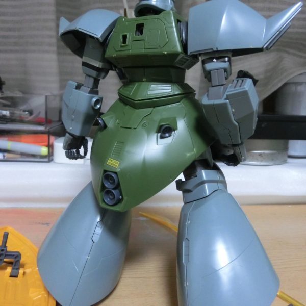 MG VER.1 量産型ゲルググジャンク品を安くゲットすることができました。約３年前にＭＧ　VER.1シャア専用ゲルググを安彦良和作画風に改造して投稿しましたが、さらなる高みを目指して、再挑戦してみます。前回、まずかった点を見直して改造を進めてゆきます。ジャンク品のため、バックパックとライフルはございませんが、VER.1量産型ゲルググは背面スカートにバーニアがついていたり、顔もオリジン版に近いので、素材としてはシャア専用よりも扱い易いのではと思います。 （2枚目）