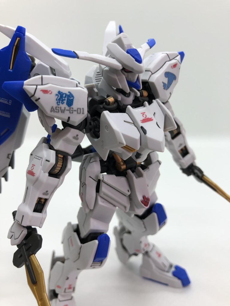 足と腕の隙間から部分塗装したシリンダー、パイプが見えていい気分です。