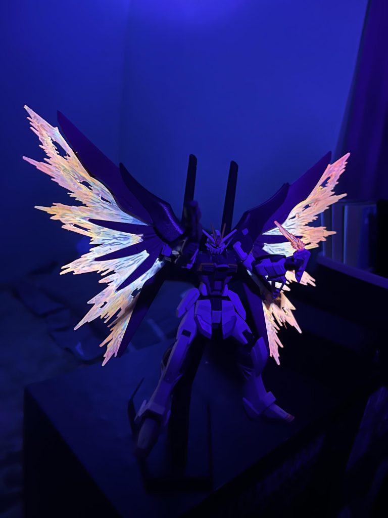 光の翼だからね、光りますよと。