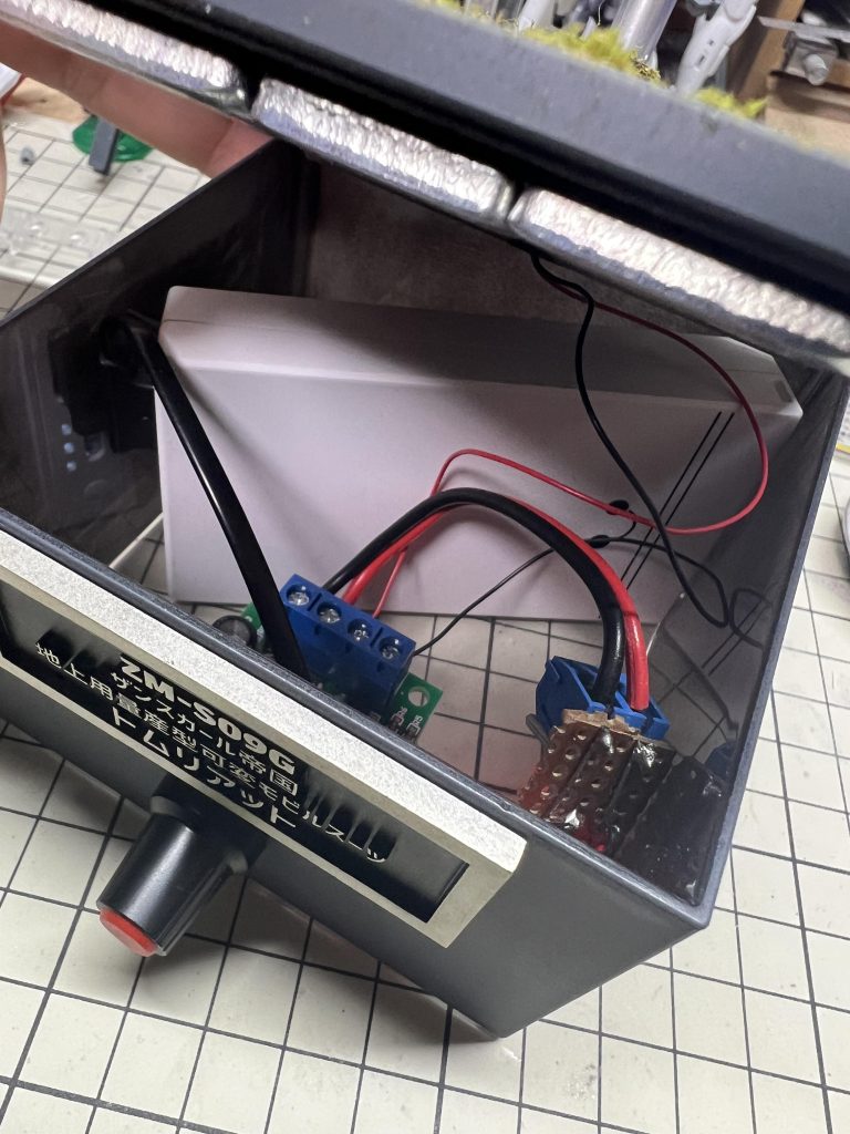 モバイルバッテリーから電源出して3vに降圧して変圧させて回転数を調整してます