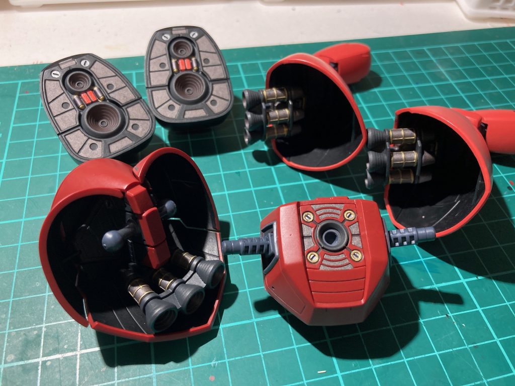 全く見えないと言えば、こんなところの装飾もしてます。今回、クオリティアップの修行として表面処理やエッジ出し等の地味作業を延々と行っていたのですが、気分転換として塗り絵感覚で塗ってました。多少はみ出したり粗かろうが見えないところなので全然OK。プラモデルという遊びの中に更なる遊びを設けることで製作のモチベーションを保つの術です。