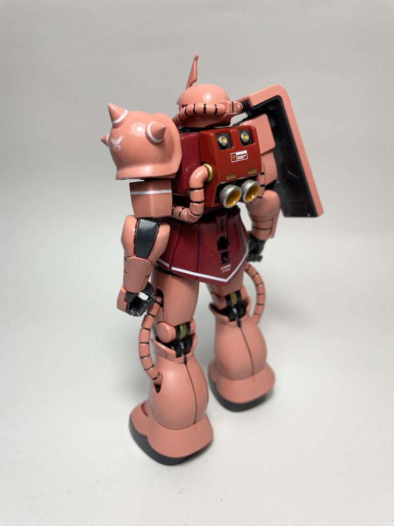 スパイクアーマーのシャアマークはRGのシール、そのほかはガンダムデカールを適当に選びました。