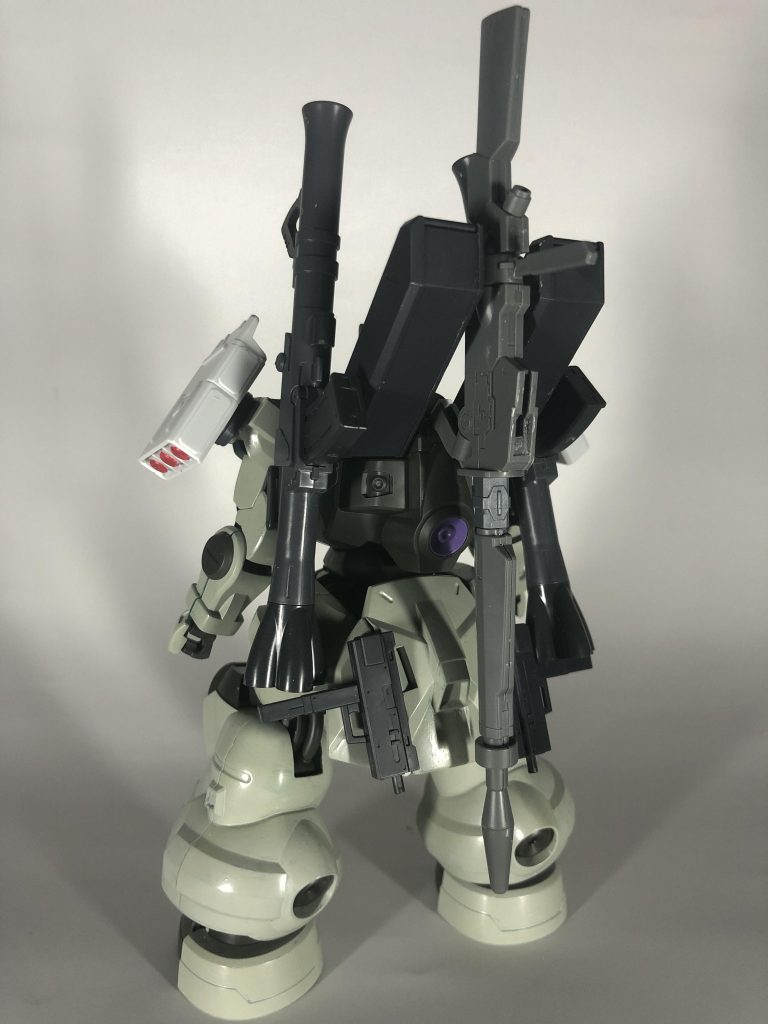 背面です。バズーカとサブマシンガンはそれぞれ本体と磁石で接続しています。