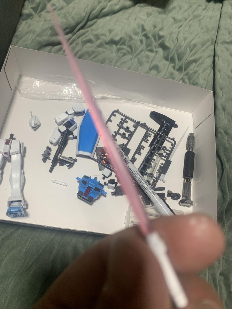 余ったビームサーベルの部品でビームサーベル作りました。右手のビームサーベルの持ち手もシステムウエポンのハンドパーツに変更です。