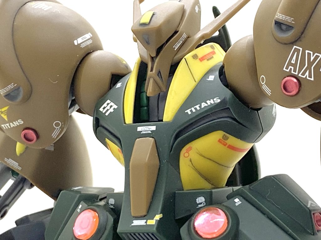 目のモノアイもクリアーパーツにしたのですが全く見えません(笑)。