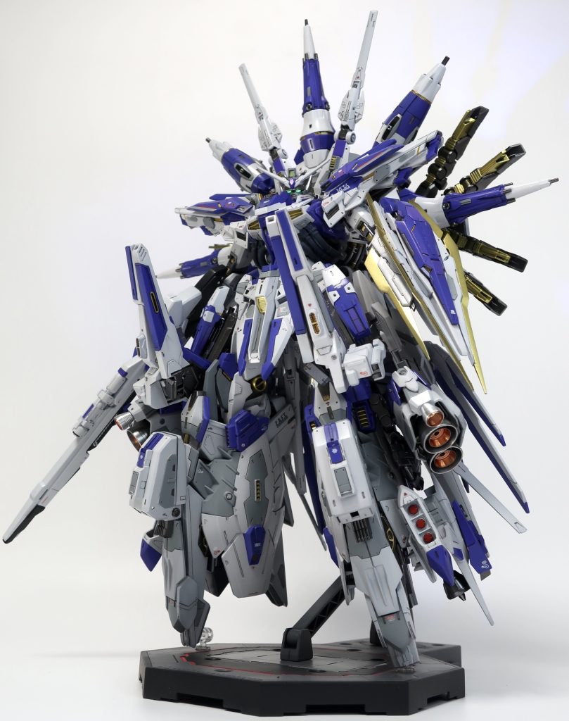 フリーダム、ダブルオー、ダブルオークアンタ、ナラティブ、Zなど主役機のパーツを多く使いつつもラスボスらしい威圧的なシルエットになるよう試行錯誤しました