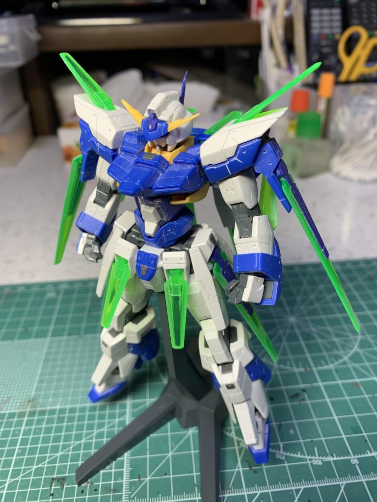 筋彫り&ディテールアップパーツを足しました。Cファンネルはクリアを活かす気は無かったので刃部分を研いで鋭くしました。