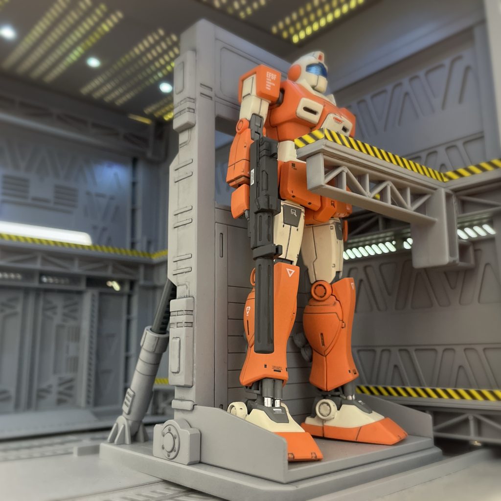 MSハンガー上で出撃準備