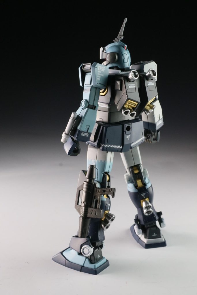 小隊の他作品同様ほぼストレート組みになります(頭頂部のアンテナのみちょっと変えました)リーダー機ということで、本機のみ左側のカラーリング変更や、関節部のマグネットコーティング実装を匂わせた感じの遊び要素を入れてます