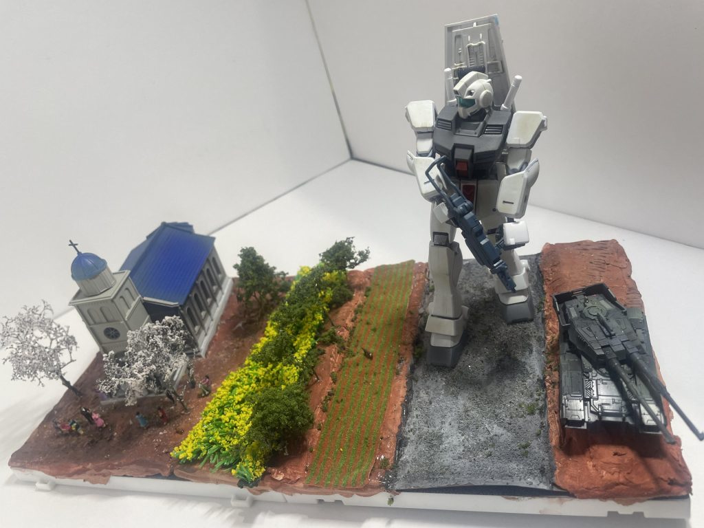 材料は百均で購入した紙粘土と土台。砂利道は紙ペーパーの上に砂をばら撒いてアクリル絵の具で塗装しました。