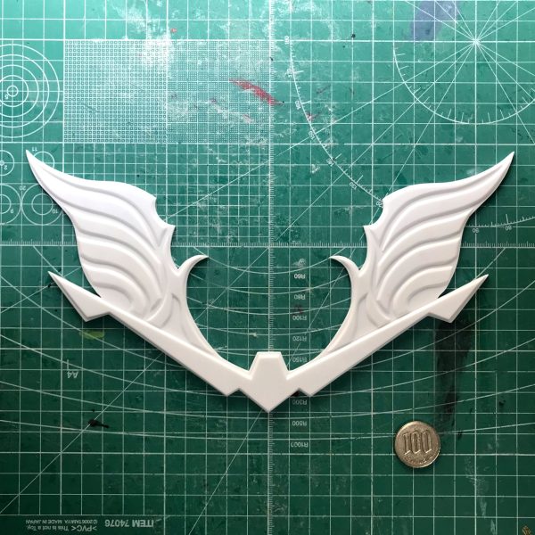 烈帝城製作記です。鳳凰のシンボルの羽の部分が完成しました。新世大将軍の角飾りを参考にしつつ、アレンジした上で巨大化しています。パテが苦手なので、模様となるプラ板を一枚一枚切り出したうえで、ヤスリでエッジを整えて貼り付けて作成しています。それなりのものができて満足です◎（1枚目）