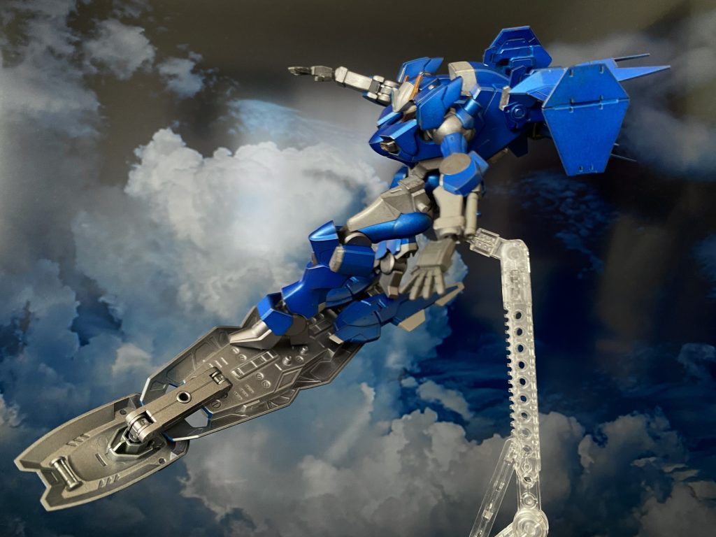 エアリアルのエスカッシャンを参考にはしているものの、それぞれのユニットにビーム砲のような攻撃用の機能はない。その代わりに、シールドとしての性能は高い。防御性能重視の機体構成であると言えるだろう。