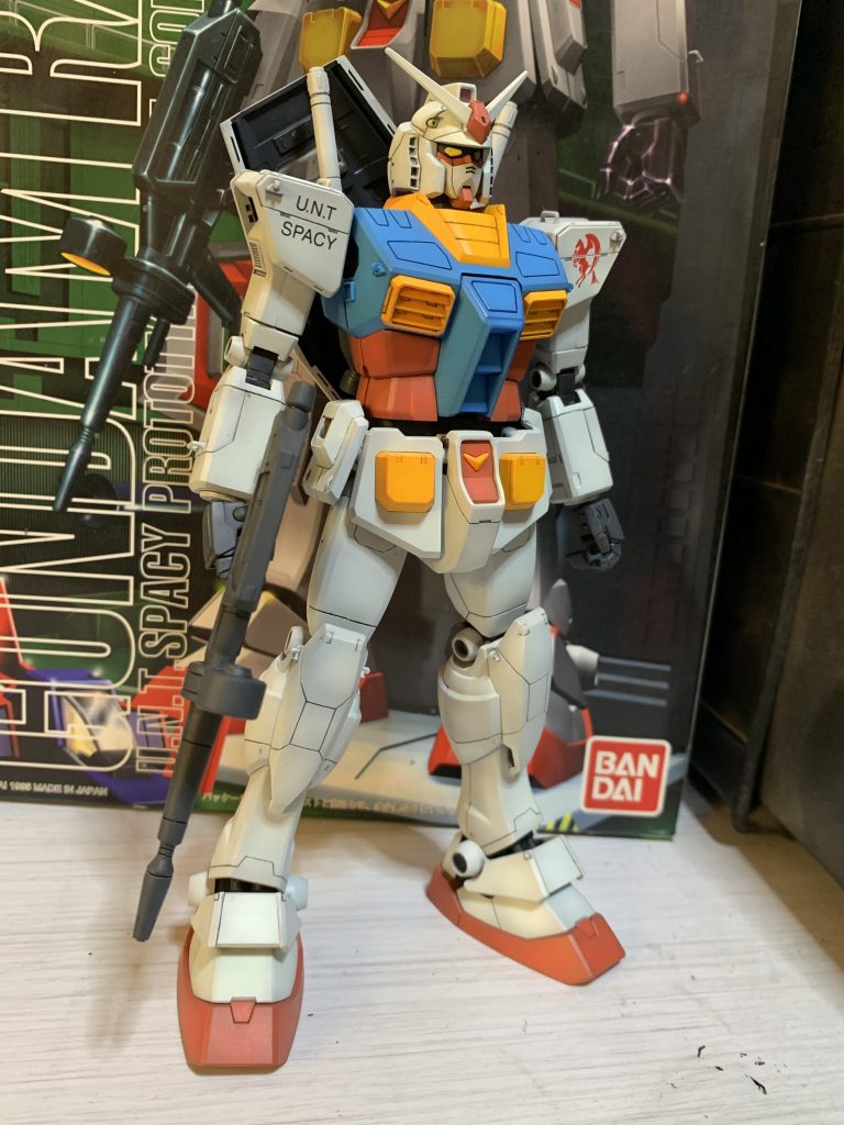 肩や胸、膝に貼り付けたディテールアップパーツで手軽に改造ガンプラのような仕上がりになってます。